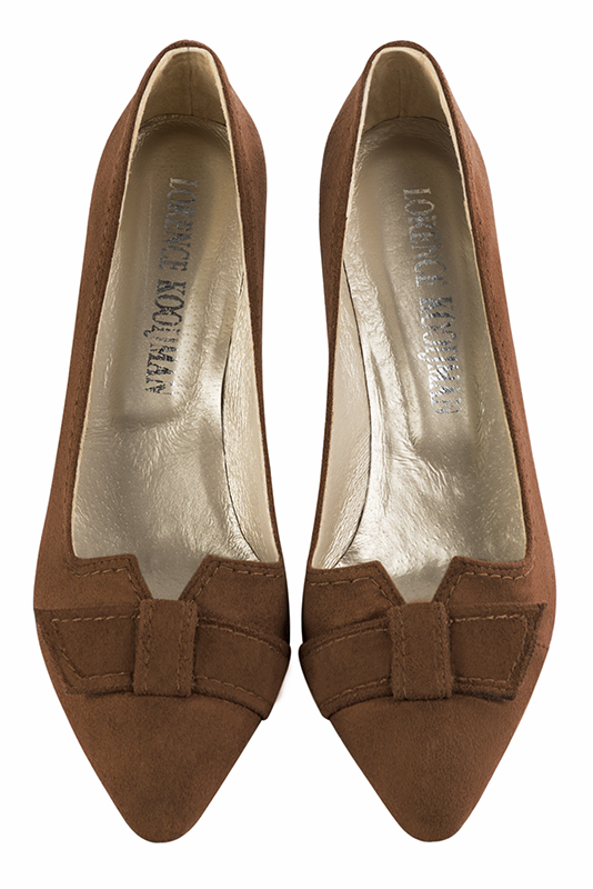 Caramel brown women's dress pumps, with a knot on the front. Tapered toe. High slim heel. Top view - Florence KOOIJMAN